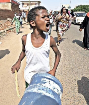 رياض حسن محرم  -  عام على ثورة الشعب فى السودان .. خبرات ودروس