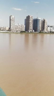 تحول لون مياه النيل إلى الأحمر، بعد سيول الخميس المختلطة بالطين.. عدسة ذ. أحمد كفافي