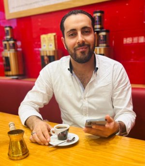 الشاعر أحمد حافظ   -    وطنٌ مُعار...