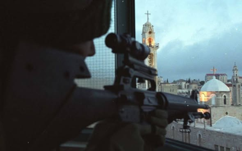 يحيى بركات   -   في سبت النور، اليوم الذي يفترض أن يُضاء فيه الظلام داخل كنيسة القيامة… تُطفئه الحواجز.