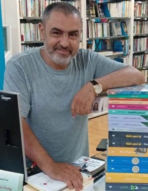 عبدالمنعم الهراق   -  حديث الكتب...   حين تكشف رفوف المكتبة عمّا يدور في عقول القرّاء... خريطة قراءة لا تشبه سواها